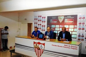 Monchi, a la derecha, presentando a Aleix Vidal.e;clip:rect(469
