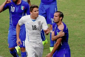 Chiellini, enseñando el mordisco al árbitro.x,a