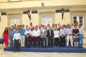 Foto de familia con los alcaldes de los 50 municipiose;clip:rec