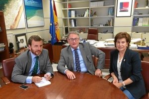 Pablo Saavedra, Jesús Caicedo y Mercedes Tapias, en la reunión mantenida.tyle>.apqj{positi