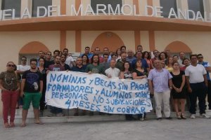 Miembros de la Escuela del Mármol y de otros colectivos en la concentración de ayer.tyle>.