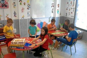 Carolina Lafita con distintos niños en la sala de ludoteca.e;cl