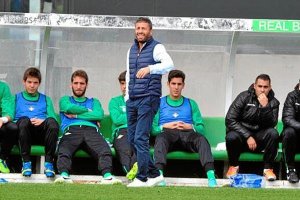 Óscar Cano en plena faena con los niños del Betis B.e;clip:rect