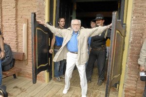 Eli Wallach, durante su visita al Mini Hollywood de Tabernas en el año 2006.tyle>.apqj{pos