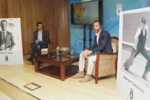 El periodista, a la derecha, en la actividad El Toro en las Artes, en la plaza de Roquetas.</title><