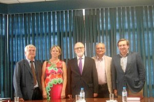 Miguel Ángel Blanco, junto al tribunal que lo examinó y el director de su tesis. tyle>.apq