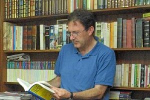 Rafael del Moral es autor de una treintena de libros sobre lingüística.tyle>.apqj{position