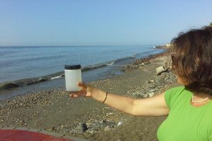 Una inspectora de Salud Pública toma una muestra en Costacabana.tyle>.apqj{position:absolu