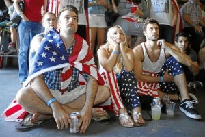 Americanos viendo el Mundial de Brasil.x,auto,a