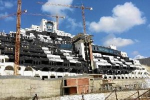 El hotel a medio construir, tras las últimas acciones a favor y en contra de vecinos y ecologistas.<