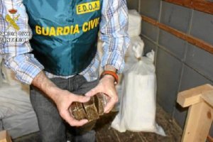 Paquetes de hachís decomisados por la Guardia Civile;clip:rect(