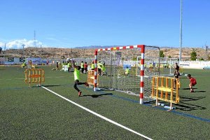 Pequeños en plena batalla sobre la portería de fútbol sala.e;cl