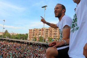Juanlu celebrando a lo grande el ascenso del Córdoba a Primera.