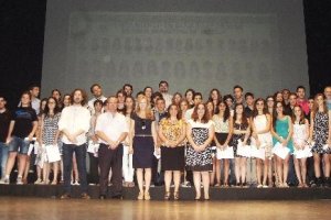 La concejal María Dolores Ortega con los alumnos.e;clip:rect(46