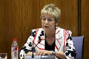 Elena Víboras durante su intervención en la Comisión parlamentaria.tyle>.apqj{position:abs