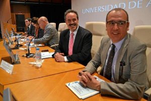 Alfredo valdivia en la clausura del curso de la Universidad de mayores en la UAL.tyle>.apq