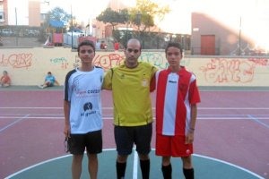 Saludo entre los capitanes cadetes del Mena FS y Atlético San Luis.tyle>.apqj{position:abs