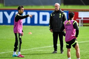 Del Bosque habla con Cesc Fábregas en Curitiba.