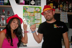 Gabriela y Mario siguen esperando a los amigos en Dayamon Café.