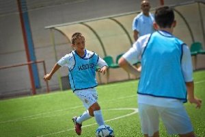 Buena técnica y control de balón para los alumnos.e;clip:rect(4