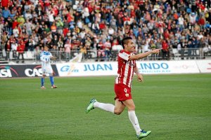 Charles camina veloz para celebrar un gol del Almería.e;clip:re