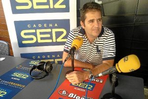 Alberto Benito con los deportivos de la Cadena SER en Tentempié.tyle>.apqj{position:absolu