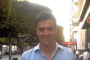 Pedro Sánchez, fotografiado el pasado viernes por la tarde en el Paseo de Almería.tyle>.ap