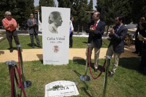 El alcalde de Almería, Luis Rogelio Rodríguez Comendador, y el concejal Carlos Sánchez, tras descubr