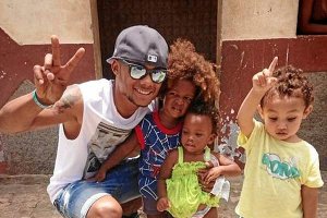 Nelson con la familia en Cabo Verde.o