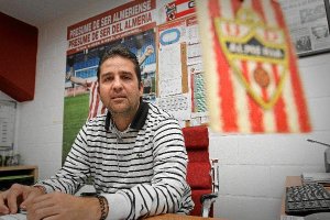 Alberto Benito vive sus últimos días en el Almería.e;clip:rect(