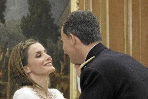 Felipe VI besa a doña Letizia, en presencia de la Princesa de Asturias, después de que don Juan Carl