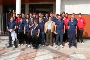 Jose Juan Rubí se hizo la foto con los campeones.e;clip:rect(46