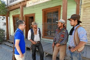 Alberto Cerezuela charla con los especialistas del Fort Bravo durante la grabación.tyle>.a