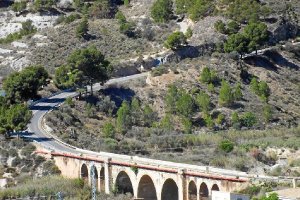 El Puente Parias, de anchura reducida, solo permite el paso de un coche.tyle>.apqj{positio