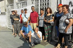 Algunos de los vecinos concentrados ayer ante la Casa del Mar en Pescadería.tyle>.apqj{pos