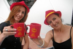 Encarna y Enma en la terraza de Dayamon Café.x,