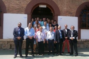 La vicecónsul (tercera por la izquierda) junto al alcalde y asistentes al evento.tyle>.apq