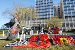 Los fans de Schumacher siguen apoyando al Kaiser.e;clip:rect(46