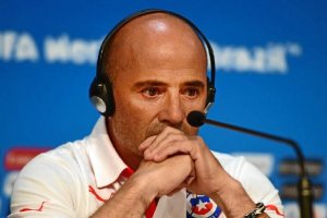 El argentino Sampaoli tiene cara de susto por medirse a la campeona del Mundo.tyle>.apqj{p