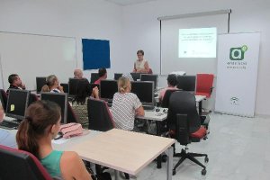 la delegada territorial de Economía presenta la jornada de economía social a los asistentes, en el C