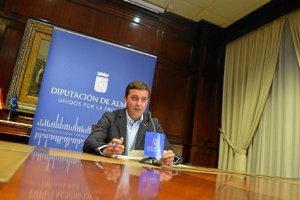 El vicepresidente en la rueda de prensa de ayer, tras la Junta de Gobierno. tyle>.apqj{pos