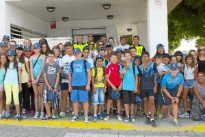 Foto en grupo de los alumnos de tres centros educativos participantes en la visita.tyle>.a
