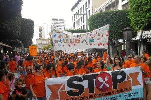 Cientos de personas abarrotaron el Paseo de Almería para frenar que la Junta saque a concurso los co