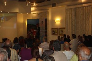 Empresarios atendiendo a la intervención del alcalde.e;clip:rec