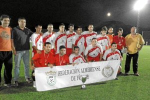 Los marmolistas con sus medallas de campeones de la Regional Preferente.tyle>.apqj{positio
