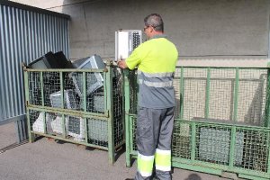 Un operario deposita un aparato en el depósito.