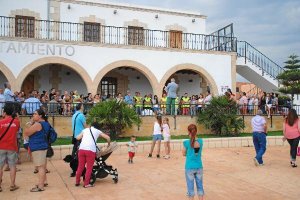 Vecinos concentrados ante el Ayuntamiento huercalense en demanda de medidas contra los mosquitos</ti