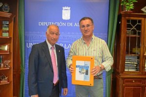 Gabriel Amat y Cristóbal Rodríguez con el proyecto.e;clip:rect(