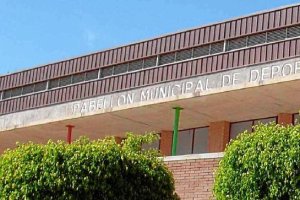 Imagen del exterior del pabellón municipal del municipio de Berja. tyle>.apqj{position:abs