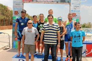 El concejal con los deportistas.o,469